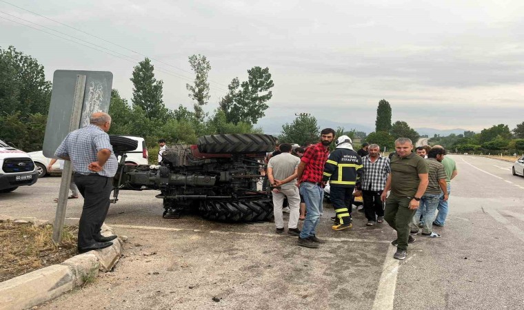 Niksarda traktör ile otomobil çarpıştı : 2 yaralı