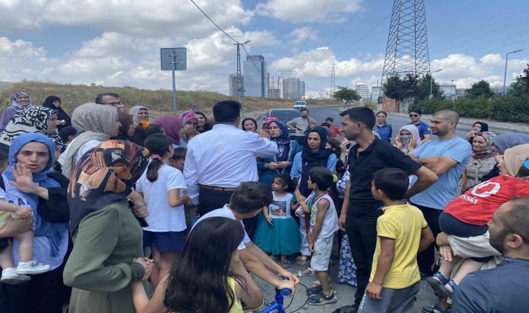 Okulun kapanacağı iddiası velileri sokağa döktü; yolu kapattılar