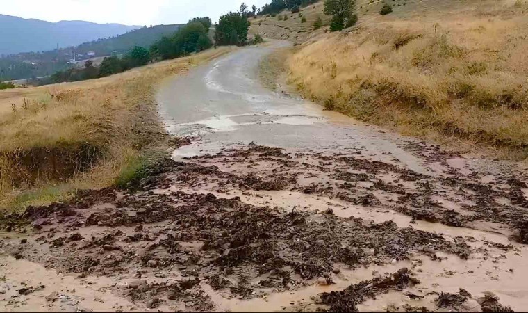 Osmancıkta sel suları köy yollarına zarar verdi