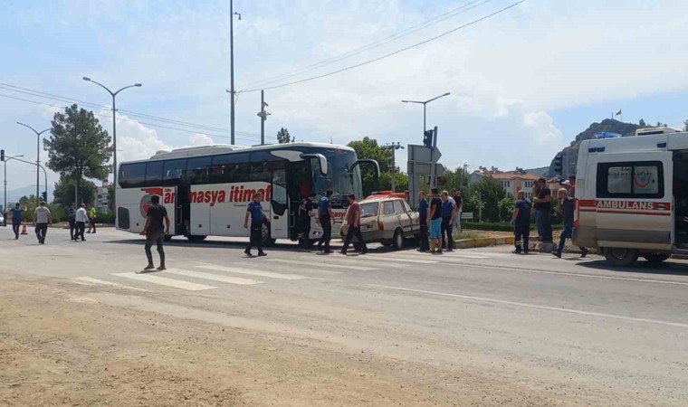 Osmancıkta yolcu otobüsü ile otomobil çarpıştı: 1 yaralı