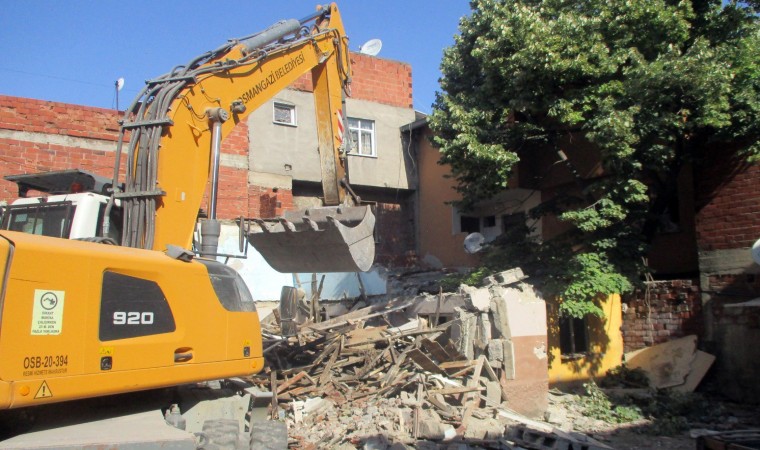 Osmangazide tehlike saçan metruk binalar yıkılıyor