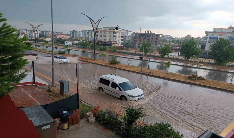 Osmaniyede sağanak ve fırtınada sokaklar göle döndü