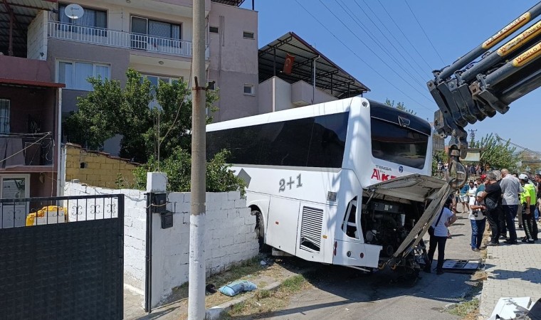 Otobüsün yoldan çıktığı kaza saniye saniye kaydedildi