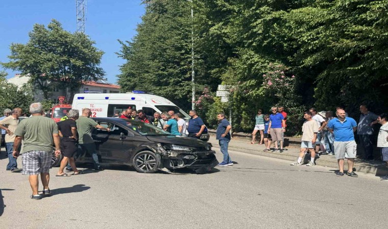 Otomobil ambulansı sollamaya çalışınca kaza yaptı; 1i çocuk 2 kişi yaralandı