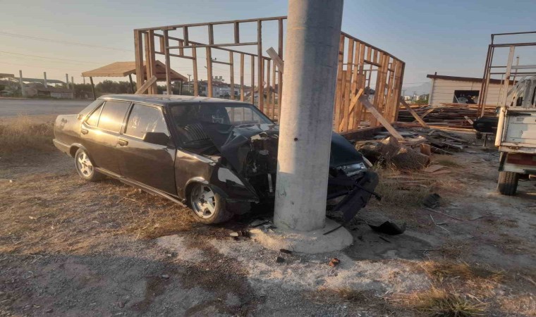 Otomobil direğe çarptı, kaza güvenlik kamerasına yansıdı: 1 yaralı