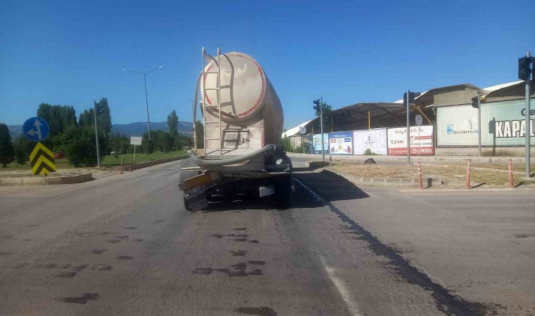 Otomobil kamyona arkadan çarptı: 2 ölü, 1 yaralı