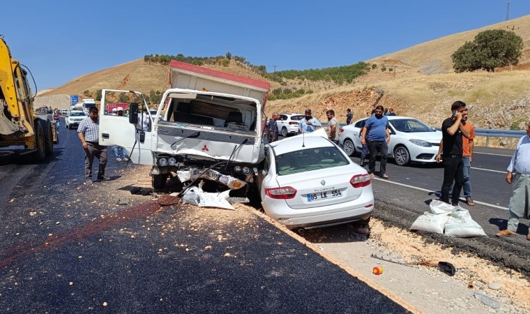 Otomobille kamyon çarpıştı: 3 yaralı