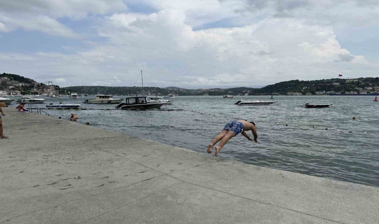 Özel plaja giremeyen vatandaşlar soluğu İstanbul Boğazında aldı