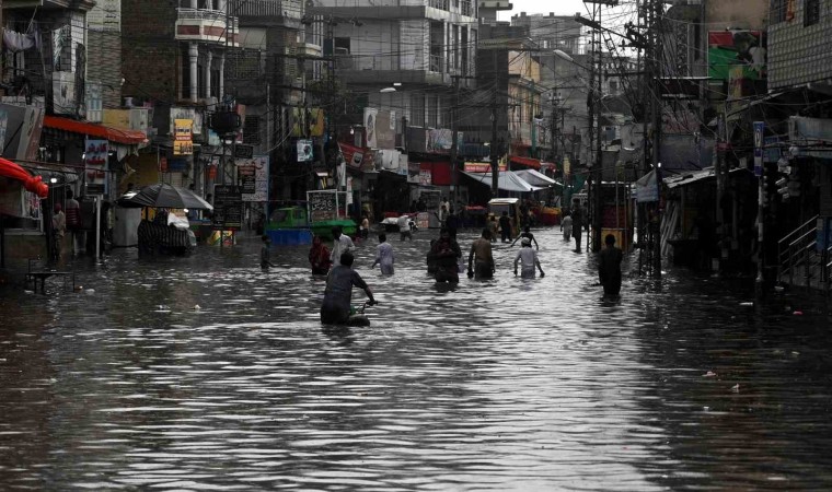 Pakistan muson yağmurlarına teslim oldu: 24 ölü