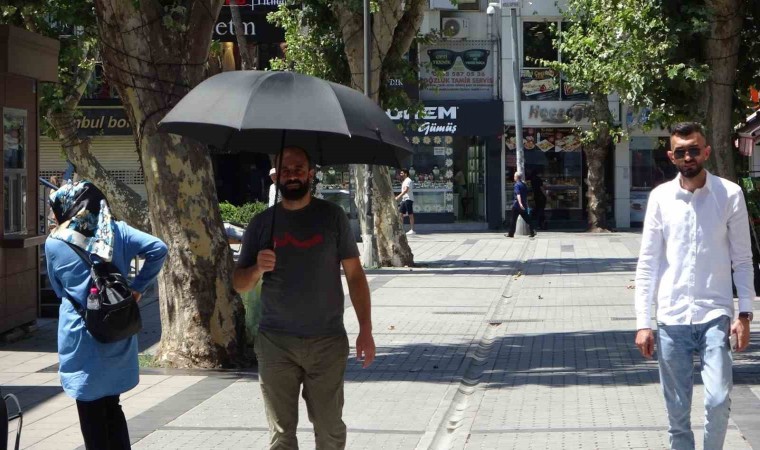 Pendikte sıcaktan bunalan vatandaşlardan şemsiyeli ve kartonlu önlem