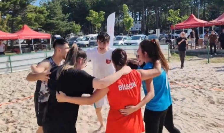 Plaj Voleybolu Turnuvasının şampiyonu ‘Kumdan Kale isimli takım oldu