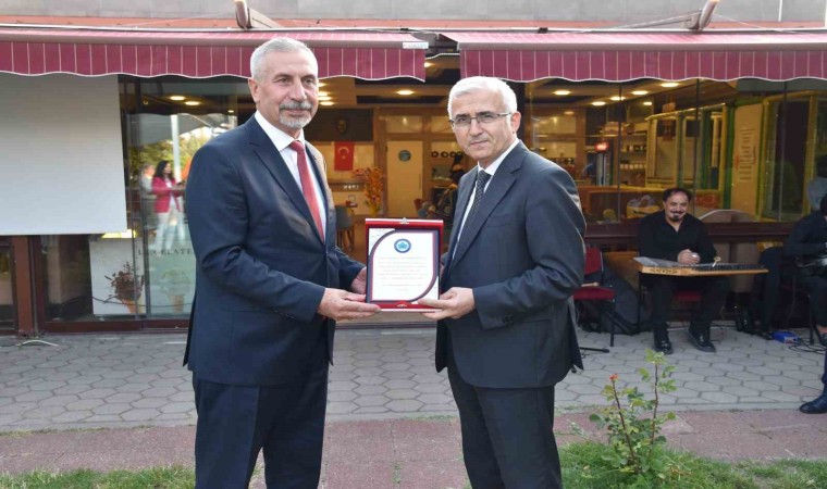 Rektör Çolaktan, emekliye ayrılan İdari ve Mali İşler Daire Başkanı Necmettin Başkuta plaket