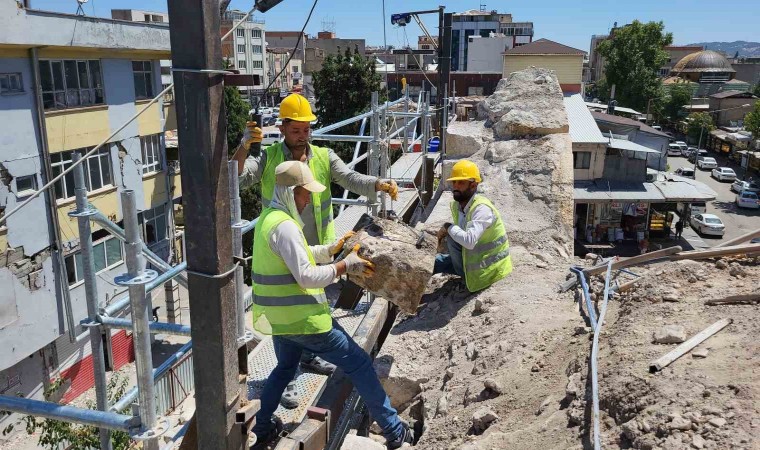 Restorasyon kapsamında Ulu Camide taşlar sökülüyor