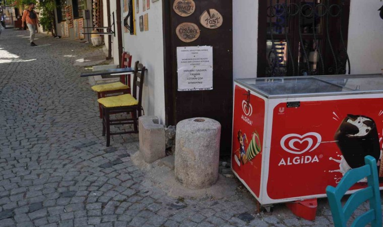 Sadaka taşına değersiz madeni para ve çöp atılmasına esnaf tepki gösterdi