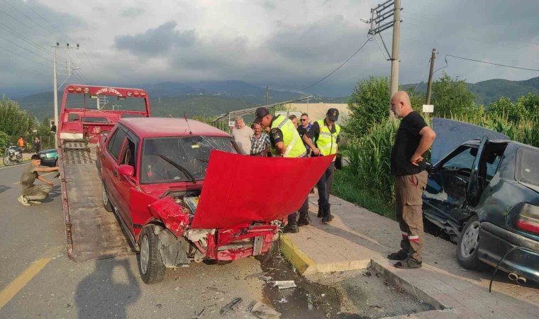 Sakaryada iki otomobil çarpıştı: 1i ağır 3 yaralı