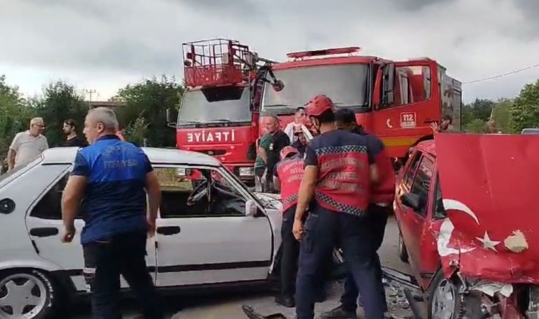 Sakaryada iki Tofaş kafa kafaya çarpıştı: 3 yaralı