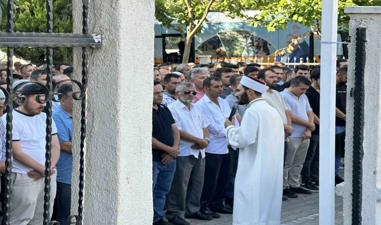 Sakaryada trafik kazasında hayatını kaybeden 3 kişi İstanbulda son yolculuğuna uğurlandı