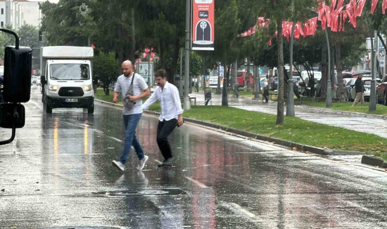 Sakaryada yağmura hazırlıksız yakalananlar ıslanmaktan kaçamadı