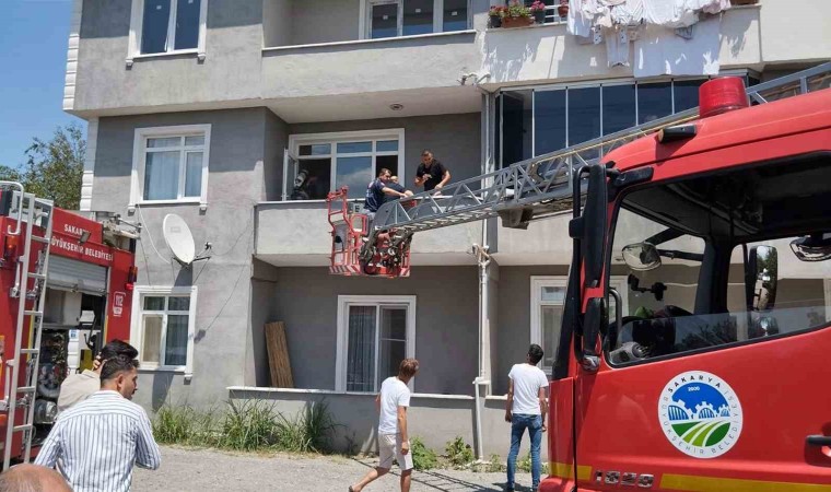 Sakaryada yangın: Ayakları kırık olduğu için evden çıkamadı, dumandan etkilenen şahsı ekipler kurtardı