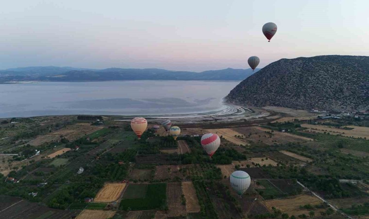 Salda Gölünde sıcak hava balonuyla ilk uçuş