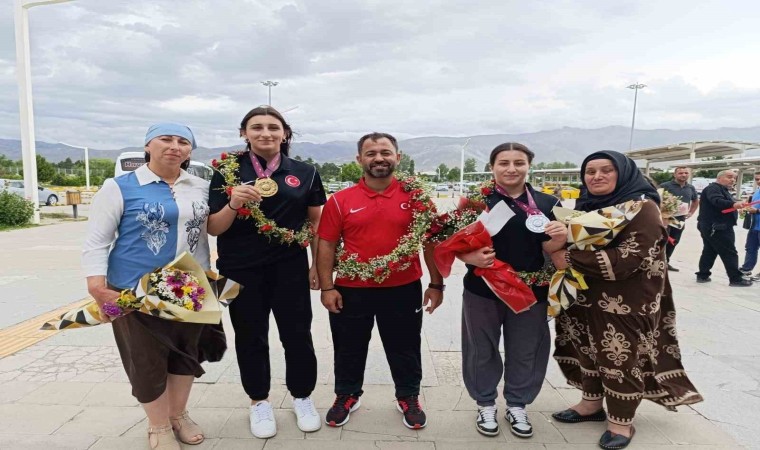 Şampiyon güreşçiler havalimanında coşkuyla karşılandı