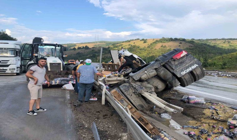 Samsunda makarna yük tır devrildi