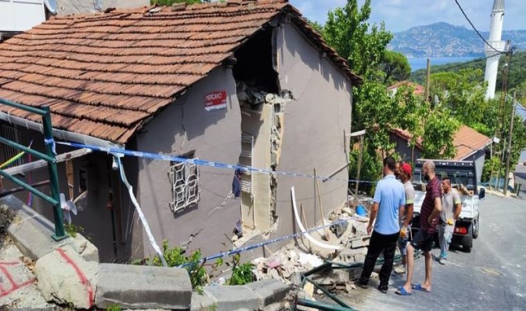 Sarıyer Belediyesinin su tankeri eve girdi