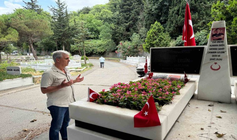 Şehit babasından İBBye bayrak tepkisi: “Oğlum 15 Temmuz şehidi olduğu için mi bu bayrağı değiştirmek zor geliyor”