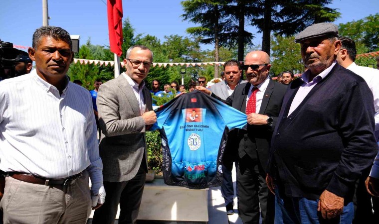 Şehit Ömer Halisdemirin anısına 950 kilometre pedal çevirdiler