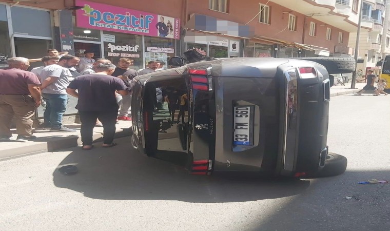 Siirtte sürücüsünün kontrolünden çıkan otomobil yan yattı