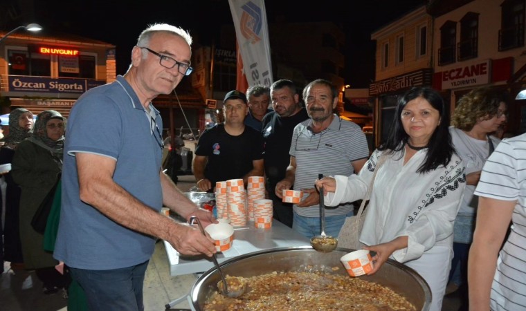 Sındırgıda yüzlerce kişiye aşure dağıtıldı