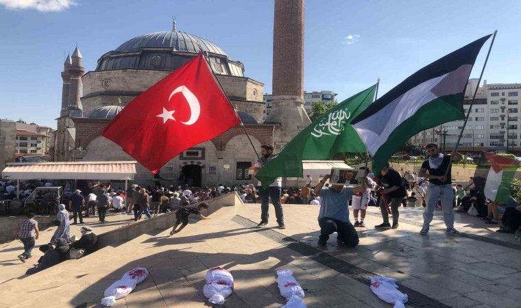 Sivasta Haniye için gıyabı cenaze namazı kıldı