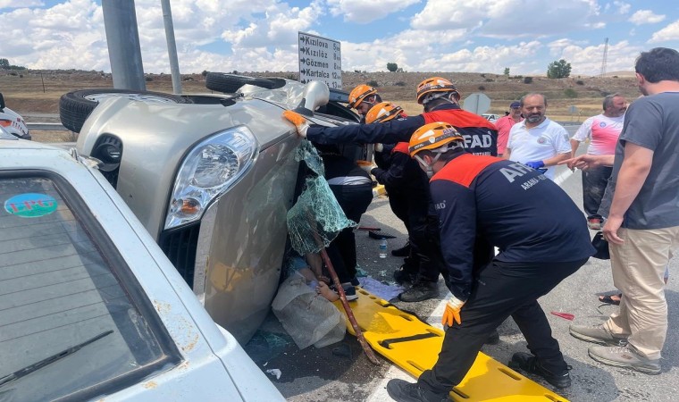 Sivasta otomobiller çarpıştı: 3 yaralı