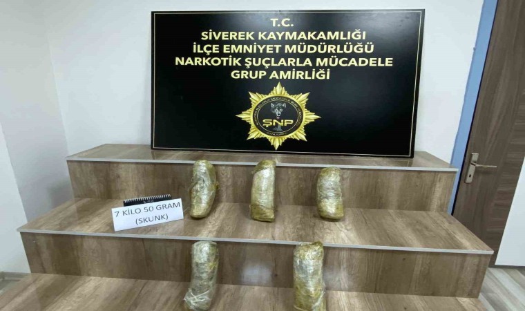 Siverekte araçta 7 kilo 50 gram skunk uyuşturucu ele geçirildi