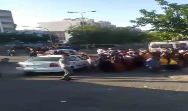 Siverekte tarım işçileri yevmiye ücretini protesto için yol kapattı