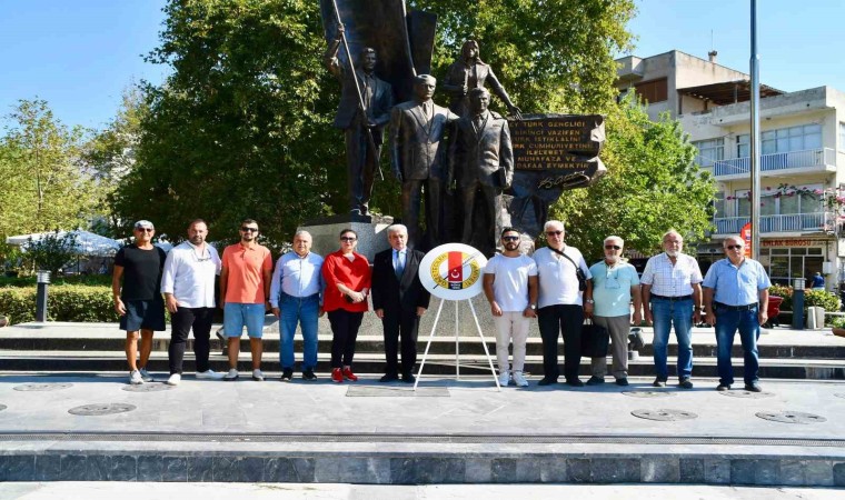 Sökeli Gazeteciler 24 Temmuz nedeniyle çelenk sundu