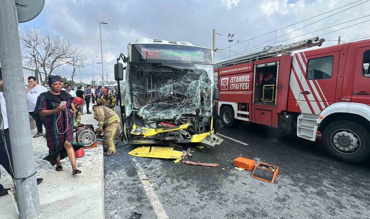 Sultangazide İETT otobüsü park halindeki tıra arkadan çarptı: 8 yaralı