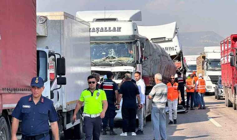 TAG Otoyolunda 7 araçlı zincirleme kaza: 1 ölü, 6 yaralı