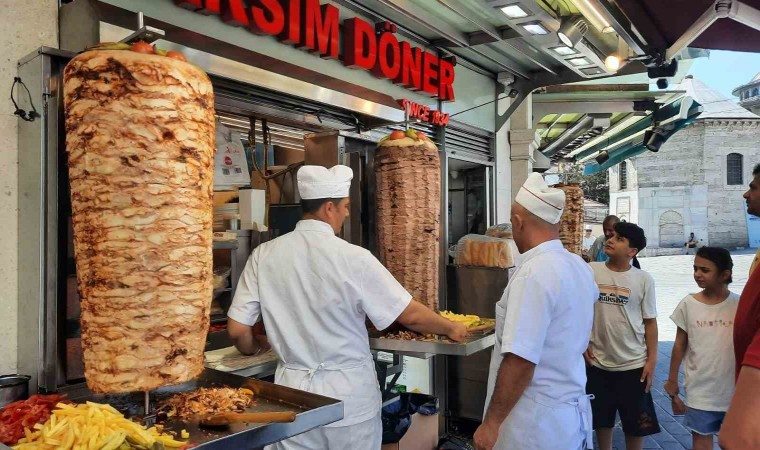 Taksimde döner ustası lavaşları dizdiği sırada tabureden düştü: O anlar kamerada