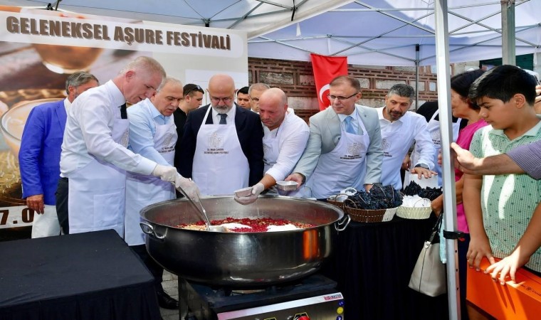 Tarihi Mısır Çarşısında 20 bin kişilik aşure dağıtıldı