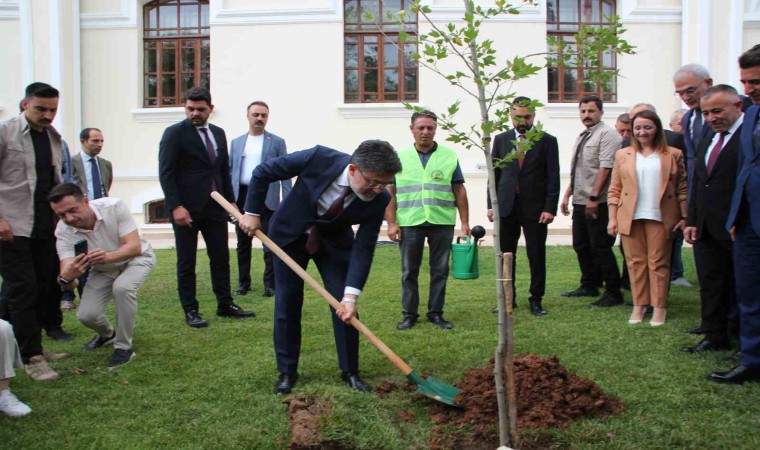 Tarım ve Orman Bakanı İbrahim Yumaklı, Bilecikte çınar fidanı dikti