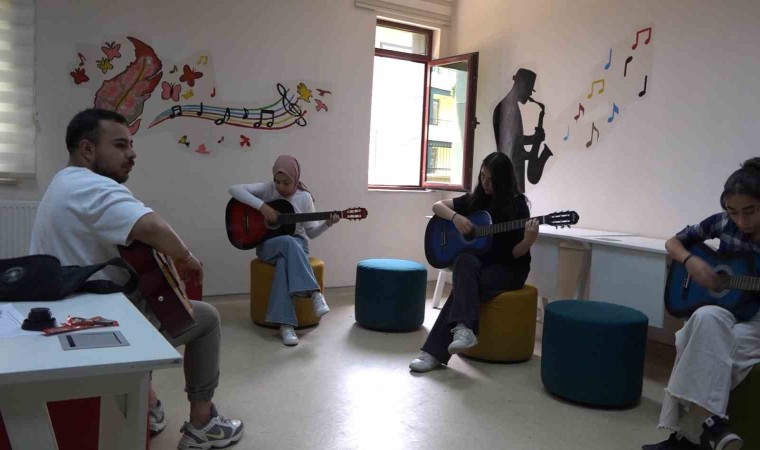 Tatvan Gençlik Merkezindeki gitar kursu yoğun ilgi görüyor