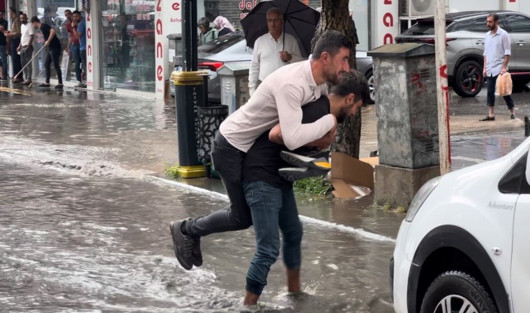 Tatvanda sağanak nedeniyle iş yerini su bastı