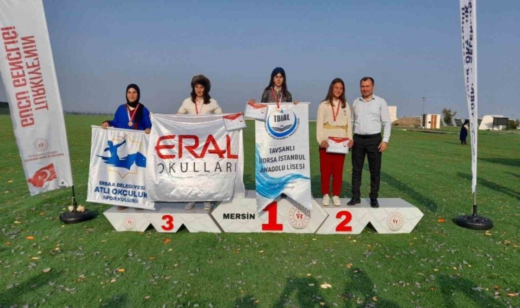 Tavşanlı Borsa İstanbul Anadolu Lisesi öğrencileri okçulukta bir yılda 7 kupa ve 40 madalya aldı