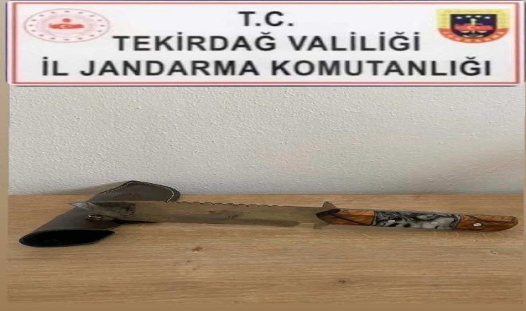 Tekirdağda kasatura bıçağı ve silah ele geçirildi