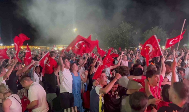 Tekirdağda milli maç coşkusu: Binlerce vatandaş sahile kurulan dev ekrandan maçı izledi