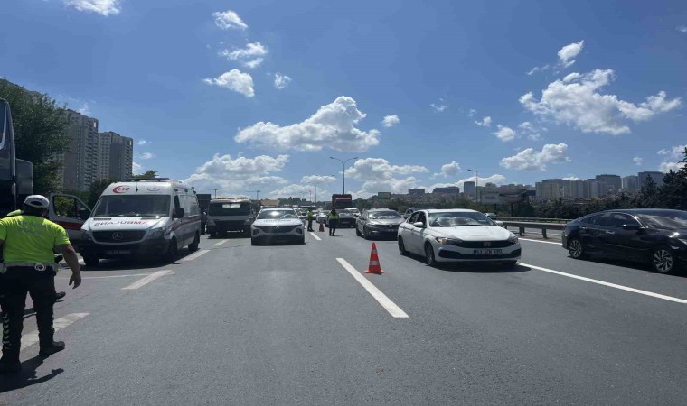 TEM otoyolunda tur otobüsü kamyona çarptı: 2si çocuk 8 yaralı