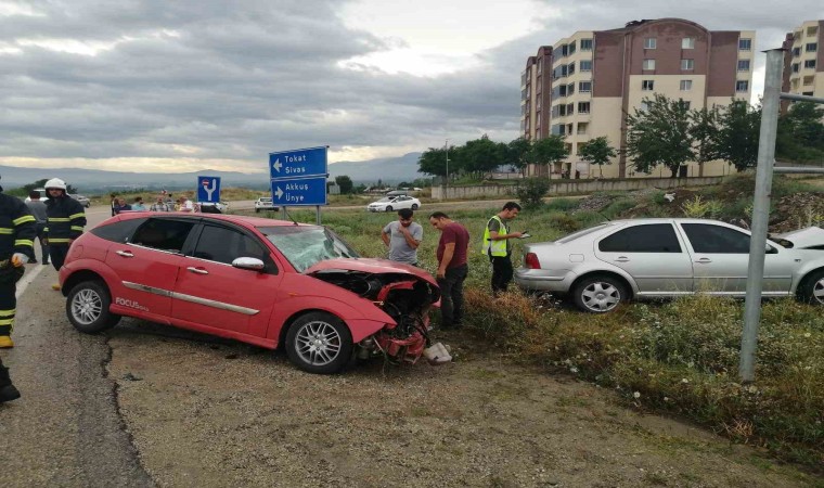 Tokatta otomobiller çarpıştı: 3 yaralı