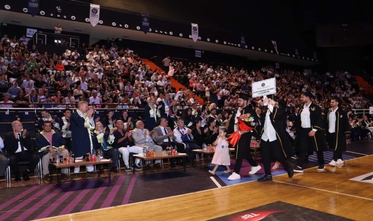 Toros Üniversitesinde mezuniyet coşkusu