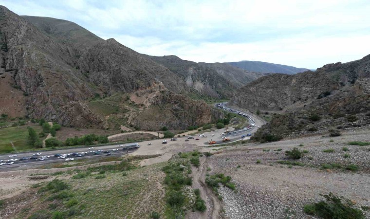 Tortumda heyelan: Erzurum-Artvin karayolu trafiğe kapandı